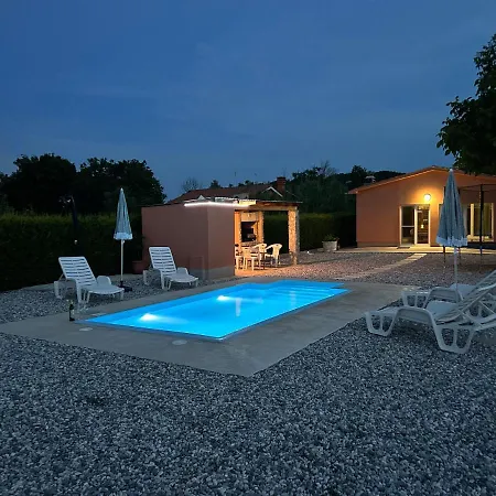 Dora House With Wifi And Outdoor Swimming Pool Hébergement de vacances *