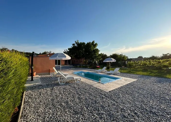 Dora House With Wifi And Outdoor Swimming Pool Casa vacanze Pola
