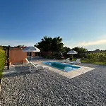 Dora House With Wifi And Outdoor Swimming Pool Vikendica Pula