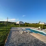Dora House With Wifi And Outdoor Swimming Pool Vikendica *