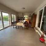Dora House With Wifi And Outdoor Swimming Pool Vikendica