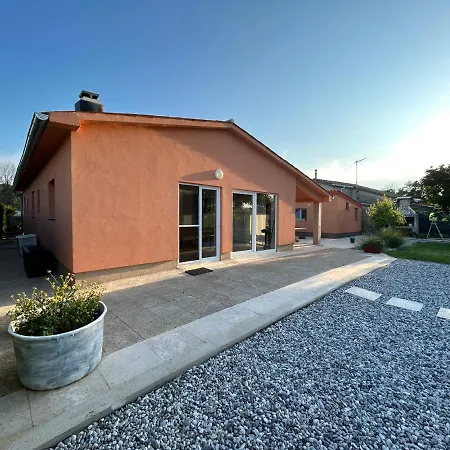 Dora House With Wifi And Outdoor Swimming Pool Vikendica