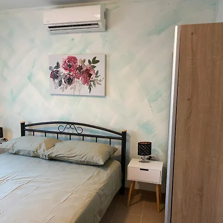 Dora House With Wifi And Outdoor Swimming Pool Casa vacanze Pola