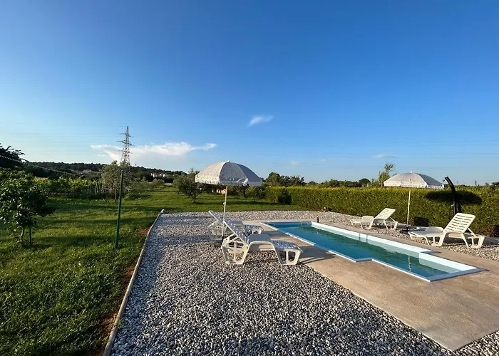 Dora House With Wifi And Outdoor Swimming Pool Vikendica *