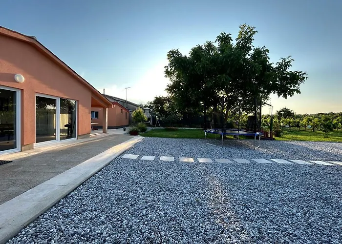 펜션 Dora House With Wifi And Outdoor Swimming Pool 풀라