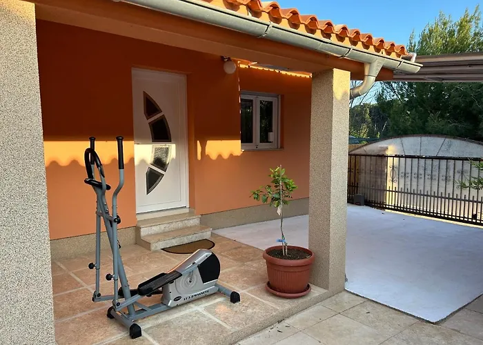 Dora House With Wifi And Outdoor Swimming Pool Vikendica *