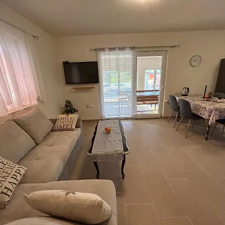 Dora House With Wifi And Outdoor Swimming Pool 펜션