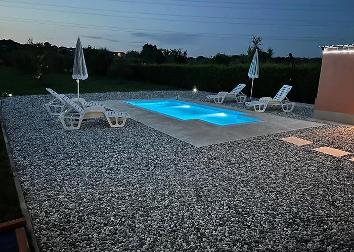 Prázdninový dům Dora House With Wifi And Outdoor Swimming Pool Pula
